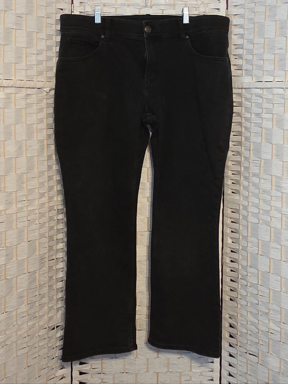 Lee Women's Jeans - Classic Straight Leg In Black, EUC, size 18P